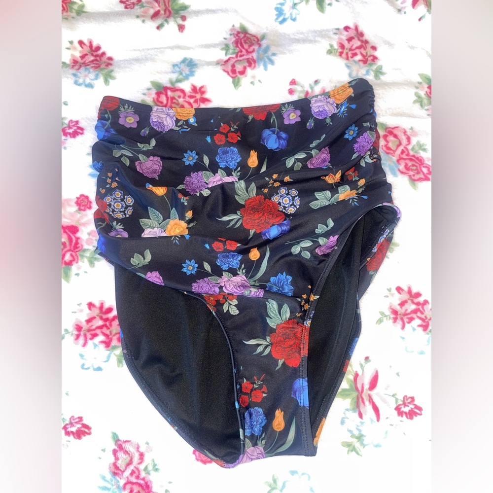 Women's NWT High Waist Floral Bikini Bottoms Size Small